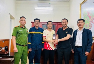 Thanh Hóa: Người dân xúc động khi nhận lại 500 triệu đồng chuyển nhầm từ cán bộ Cảnh sát PCCC