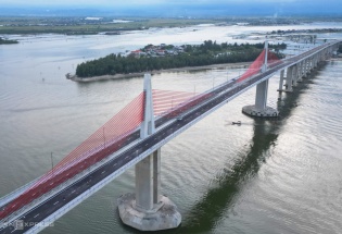 Thông xe chính thức cầu vượt biển dài nhất miền Trung 