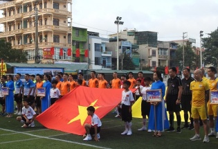 Khai mạc VCK Press Cup 2020: Trao quà cho 10 gia đình chính sách TP. Sầm Sơn và con gái Liệt sĩ Phạm Văn Hướng