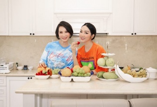 'Nữ MC không tuổi' Thanh Mai vào bếp cùng bạn thân Giáng My