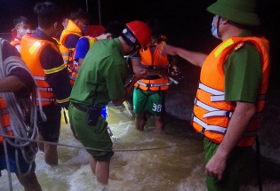 Quảng Ngãi: 2 vợ chồng trên xe ô tô bị lũ cuốn trôi mất tích