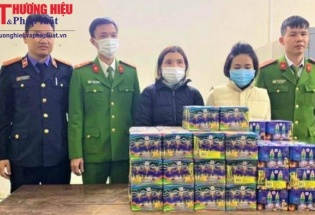 Khởi tố nữ cán bộ huyện buôn pháo lậu