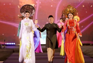 NTK Ngô Nhật Huy mang Áo dài lên sân chơi Miss Xuân tại châu Âu