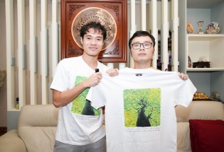 Cầu thủ Văn Toàn mua tranh rồi tặng lại áo cho các họa sĩ nhỏ tự kỷ 