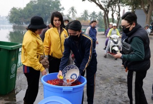 Hà Nội: Người dân Thủ đô thả cá chép tiễn ông Công, ông Táo về trời