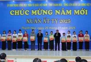 Thủ tướng Phạm Minh Chính thăm, tặng quà chúc Tết các gia đình chính sách tại Thanh Hóa