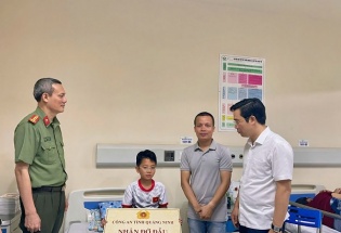 Công an Quảng Ninh nhận đỡ đầu cháu bé nạn nhân vụ lật tàu trên Vịnh Hạ Long