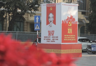 Hà Nội rực rỡ cờ hoa hướng tới sự kiện chào mừng Đại hội XIV của Đảng