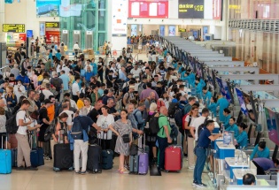 Ngày đầu nghỉ Tết: Sân bay, bến xe đông nghịt người, nhiều tuyến đường ùn tắc