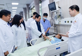 Thủ tướng thăm, chúc Tết các bác sĩ, người bệnh tại Bệnh viện Bạch Mai, Việt Đức