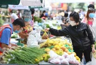 Thị trường hàng hóa mùng 3 Tết: Nguồn cung dồi dào, giá cả ổn định