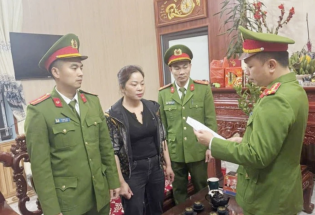 Bắt khẩn cấp người phụ nữ thu tiền gửi xe trái phép người đi lễ đầu năm