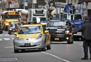 Hà Nội 'đếm ngược' 5 năm để chuyển toàn bộ taxi chạy xăng sang điện