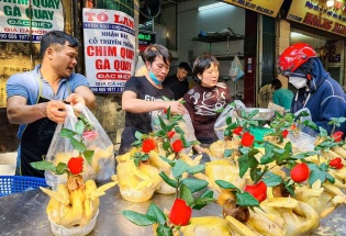 Thị trường Rằm tháng Giêng 2026: Thực phẩm dồi dào, dịch vụ đặt cỗ 'hút khách'