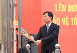 Bí thư Hà Nội thắp đài lửa truyền thống, động viên tân binh Thủ đô lên đường nhập ngũ