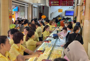 Giá vàng ngày 12/3: Vàng SJC quanh mốc 186 triệu đồng, thị trường 'giằng co' kịch tính