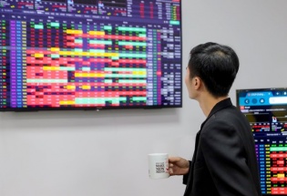 Loạt lãnh đạo doanh nghiệp chi nghìn tỷ 'đỡ' giá cổ phiếu