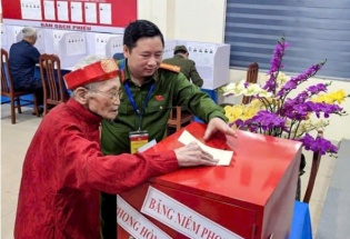 Những cử tri “đặc biệt” gây xúc động trong ngày hội bầu cử