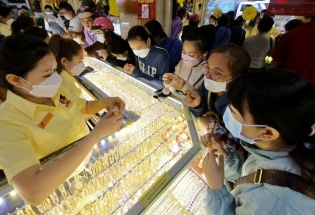 Giá vàng hôm nay 16/3: Vàng SJC giảm sâu, thế giới chật vật giữ mốc 5.000 USD