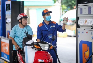 Giá xăng RON 95 vượt 30.000 đồng/lít, dầu hỏa tăng gần 9.000 đồng