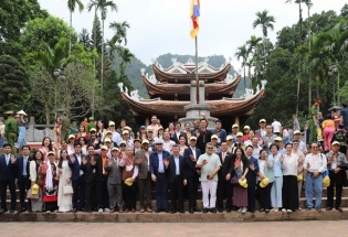 Gần 400 đại biểu quốc tế ấn tượng với vẻ đẹp di sản chùa Hương