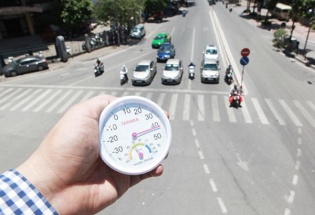 Dự báo thời tiết 10/4: Nắng nóng trên cả nước, miền Trung vượt ngưỡng 40 độ C