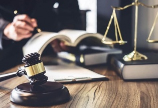 Kết luận của Bộ Chính trị về Đề án nghiên cứu xây dựng chế định luật sư công