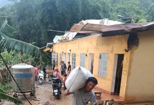 Lào Cai: 20 phút giông lốc, hàng chục ngôi nhà tốc mái