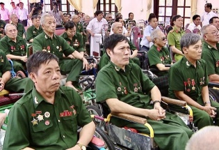 Thủ tướng yêu cầu hoàn thành trao quà cho người có công trước ngày 28/4