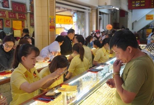 Giá vàng hôm nay 5/5: Thế giới 'rơi tự do', trong nước giảm mạnh