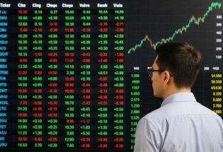 VN-Index thiết lập đỉnh 1.900 điểm: Dòng tiền phân hóa, nhà đầu tư nên làm gì?