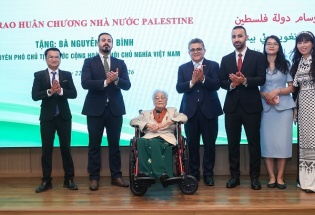 Nguyên Phó Chủ tịch nước Nguyễn Thị Bình nhận Huân chương “Ngôi sao Công trạng” của Nhà nước Palestine