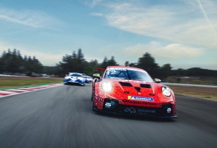 Đại diện cho Porsche Việt Nam tay đua Hoàng Đạt tham dự giải Porsche ARbox Carrera Cup Asia 2026