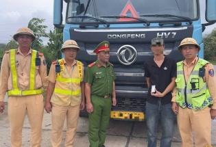 Tài xế xe đầu kéo dương tính với ma túy, giấu 412 viên nghi là ma túy trên xe