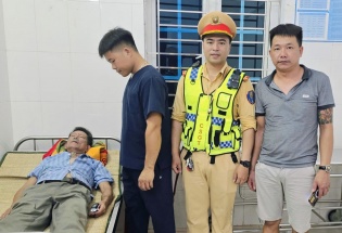 Ninh Bình: CSGT hỗ trợ đưa người đàn ông bị ngất xỉu đi cấp cứu