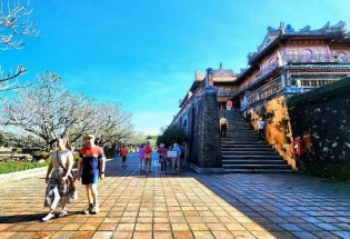 Huế: Du khách mặc trang phục phản cảm có thể bị dừng tham quan di tích