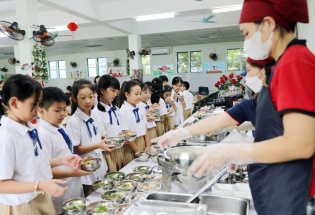 Thủ tướng yêu cầu siết chặt an toàn thực phẩm, minh bạch bữa ăn học sinh