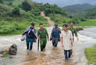 Quảng Ngãi: Băng rừng, vượt suối đưa người đàn ông mắc kẹt trong rừng về nhà an toàn