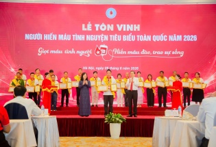 Gần 60 lần hiến máu và câu chuyện tình yêu bắt đầu từ một lần sẻ chia