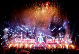  100.000 người đội mưa bùng nổ cùng Concert kỷ lục tại 'Thành phố rạng rỡ tương lai' Quảng Ninh