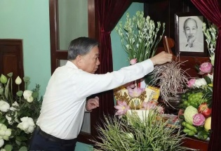 Tổng Bí thư, Chủ tịch nước Tô Lâm dâng hương tưởng nhớ Chủ tịch Hồ Chí Minh