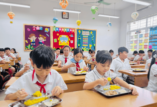 Thủ tướng yêu cầu tăng cường bảo đảm an toàn, chất lượng bữa ăn bán trú cho học sinh