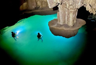 Sửng sốt hồ nước trong vắt, treo lơ lửng giữa hang động Quảng Bình