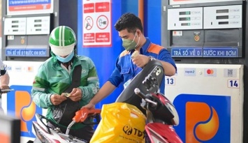 Giá xăng tăng tiếp, xăng E10 vượt 27.000 đồng/lít