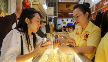 Giá vàng hôm nay 8/10: Vàng thế giới rơi thẳng đứng, SJC chịu áp lực giảm