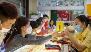 Giá vàng hôm nay 27/10: Thế giới bật tăng nhẹ, vàng SJC và nhẫn trơn đi ngang