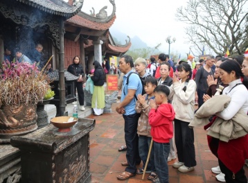 Hàng vạn du khách hành hương về Yên Tử dịp đầu Xuân Bính Ngọ 2026