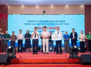 Gần 70.000 hộp sữa được trao tặng trẻ em khó khăn