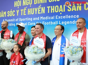 Người hâm mộ háo hức chào đón các huyền thoại Manchester United tại Hà Nội