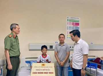 Công an Quảng Ninh nhận đỡ đầu cháu bé nạn nhân vụ lật tàu trên Vịnh Hạ Long